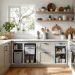 Cuisine familiale contemporaine avec zone de tri intégrée, bacs de recyclage discrets et plan de travail clair.