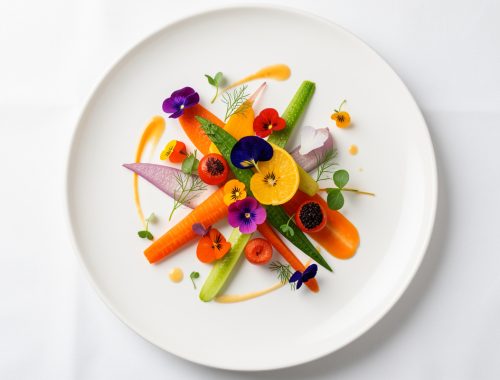 Assiette de haute gastronomie française vue de dessus, ornée de légumes colorés délicatement disposés, de fines touches de sauce et de micro pousses sous une lumière douce.