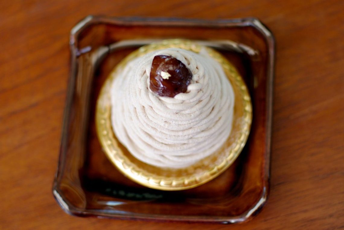 Bol de ganache montée placé dans un récipient hermétique avant congélation.