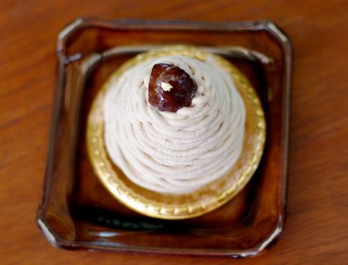 Bol de ganache montée placé dans un récipient hermétique avant congélation.
